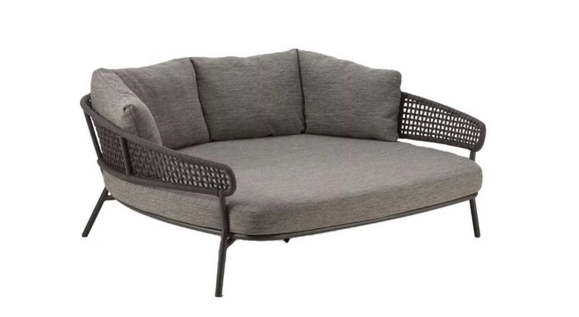 ALETTA LOUNGE CHAIR 154